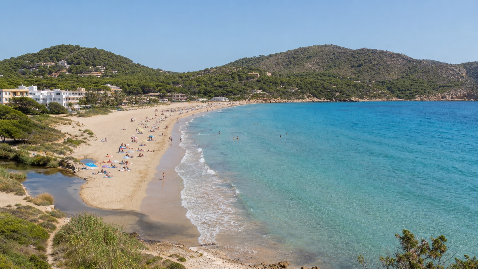 KI-generiertes Stimmungsbild des breiten Sandstrands von Canyamel mit ruhiger touristischer Bebauung und grünen Hängen
