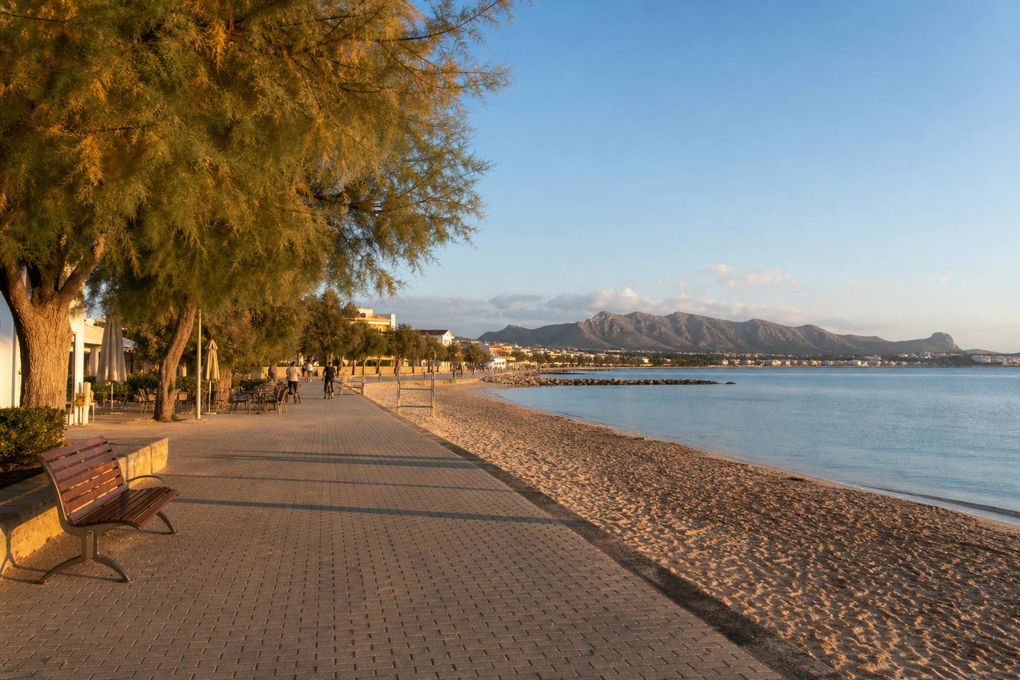 KI-generiertes Stimmungsbild der Promenade von Colònia de Sant Pere mit Tamarisken, Bänken und Blick über die Bucht