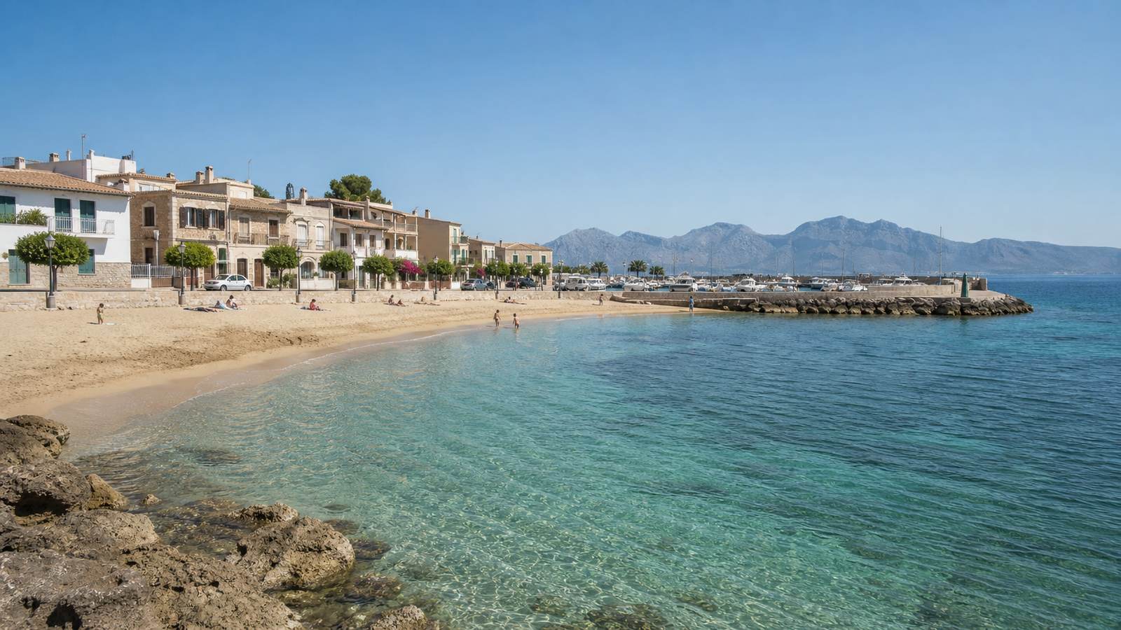 KI-generiertes Stimmungsbild des goldenen Sandstrands von Colònia de Sant Pere neben Hafen und Promenade