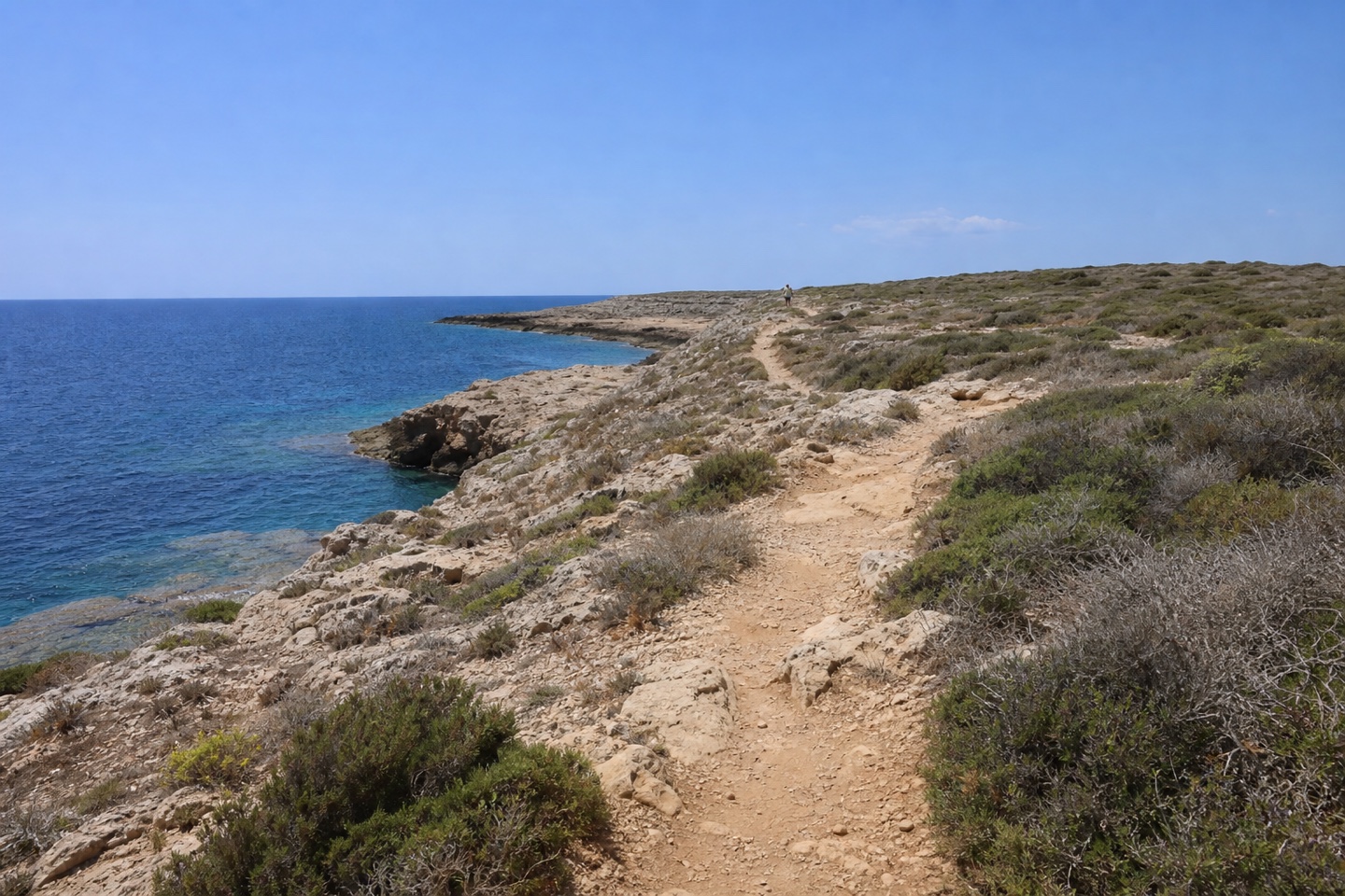 KI-generiertes Stimmungsbild des naturbelassenen Küstenwegs vom Leuchtturm Cap de ses Salines nach Es Caragol