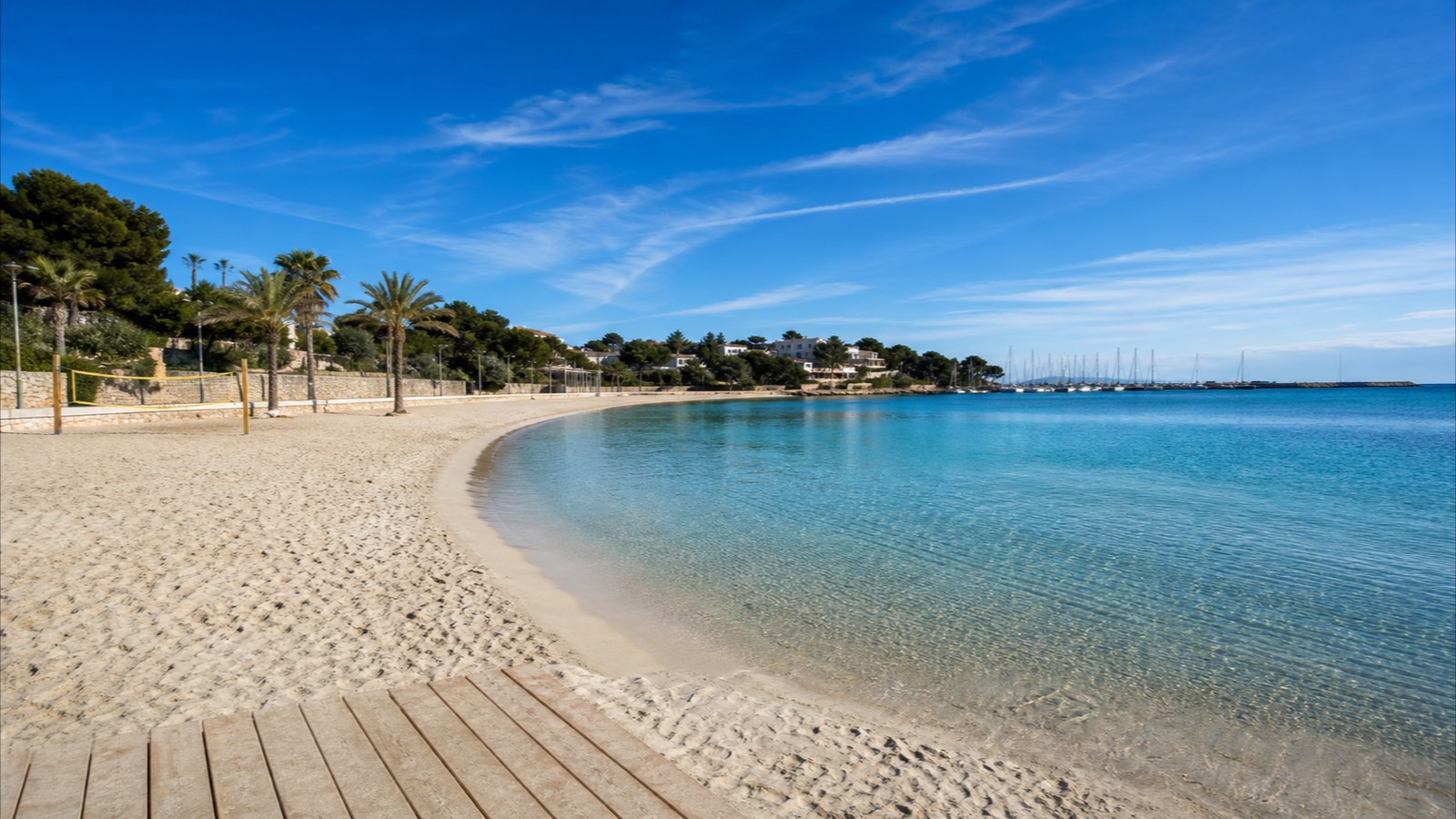 KI-generiertes Stimmungsbild des Strandes Es Carregador in Palmanova mit hellem Sand, flachem Wasser, Holzsteg, Promenade und Marina