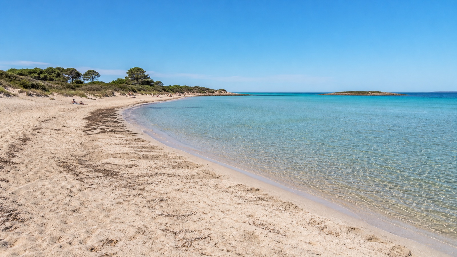 KI-generiertes Stimmungsbild von Es Dolç mit hellem Sand, flachem türkisfarbenem Wasser und niedriger Küstenvegetation