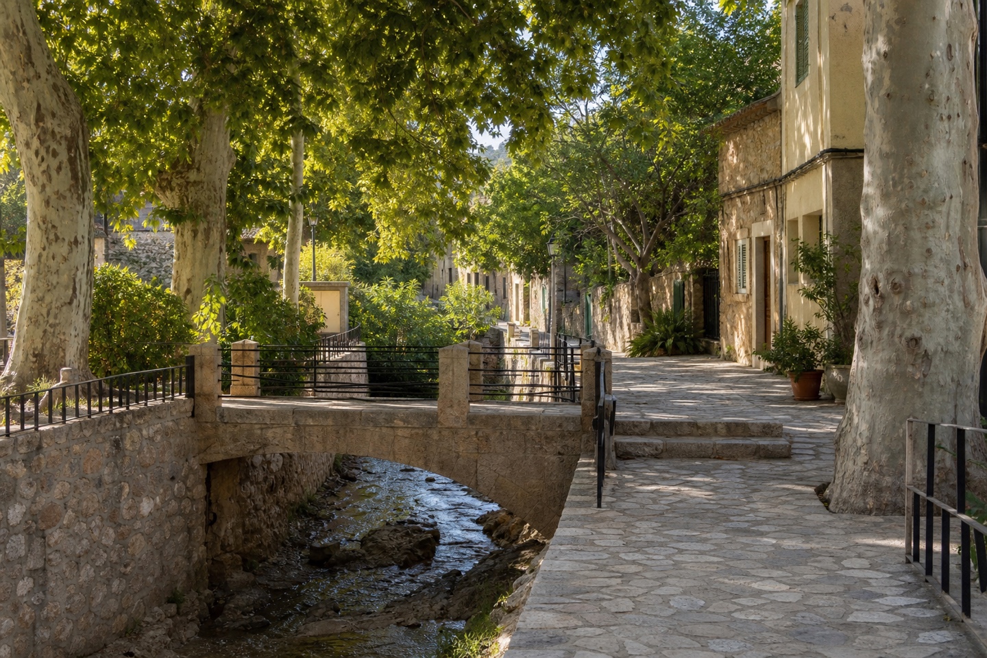 KI-generiertes Stimmungsbild einer schattigen Promenade am Torrent de Sant Pere in Esporles mit kleiner Steinbrücke