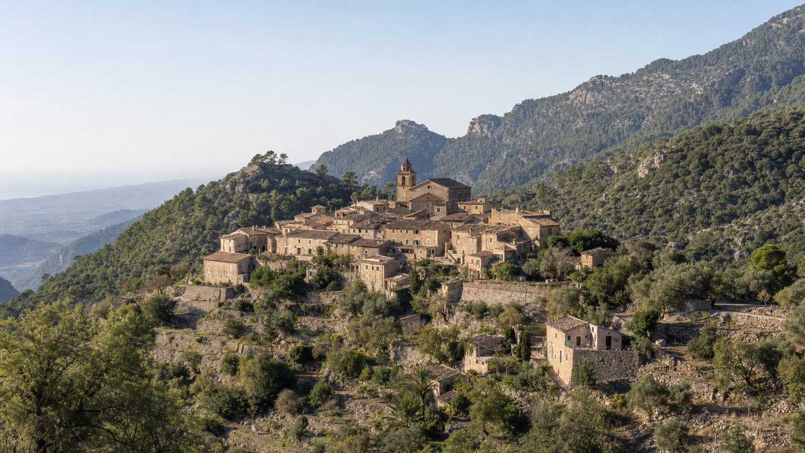 KI-generiertes Stimmungsbild von Galilea mit Natursteinhäusern, Terrassen, Kirche und Bergen der Serra de Tramuntana