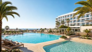 KI-Visualisierung für Hipotels Gran Playa de Palma mit großer Poollandschaft und mediterraner Hotelarchitektur