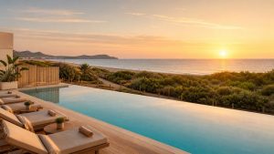 KI-Stimmungsbild für Iberostar Waves Cala Millor mit ruhigem Pool, Strand und Sonnenaufgang nahe Punta de n’Amer