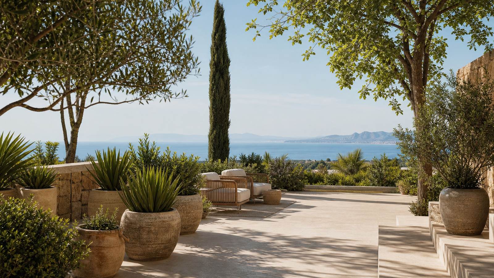 KI-generiertes Mallorca-Stimmungsbild eines mediterranen Hotel-Außenbereichs für den Hotelcheck des ILLA D´OR in Port De Pollença