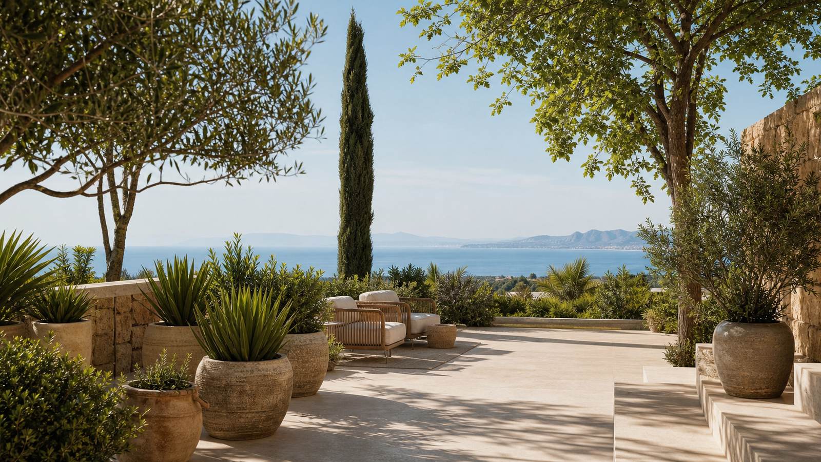 KI-generiertes Mallorca-Stimmungsbild eines mediterranen Hotel-Außenbereichs für den Hotelcheck des INTUROTEL AZUL GARDEN in Cala D´Or