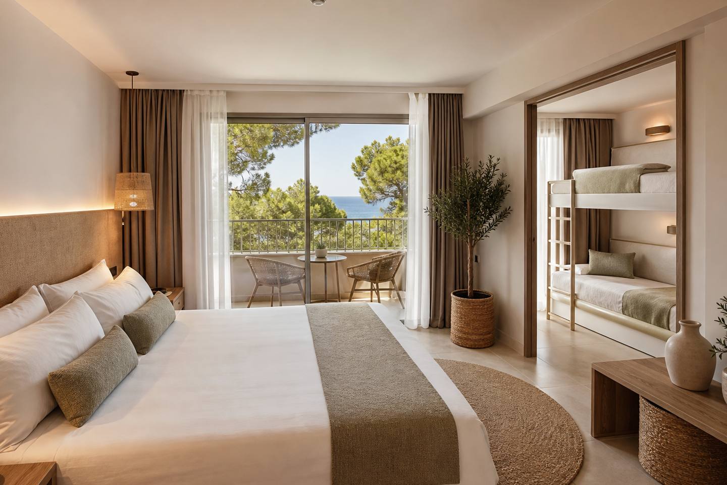 KI-generiertes redaktionelles Stimmungsbild eines mediterranen Hotelzimmers für den Hotelcheck des LLUNA AQUA  SOLLER in Sóller