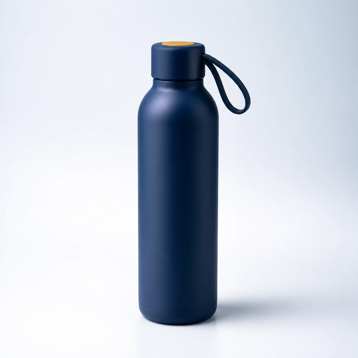 Markenfreie dunkelblaue isolierte Trinkflasche mit Trageschlaufe