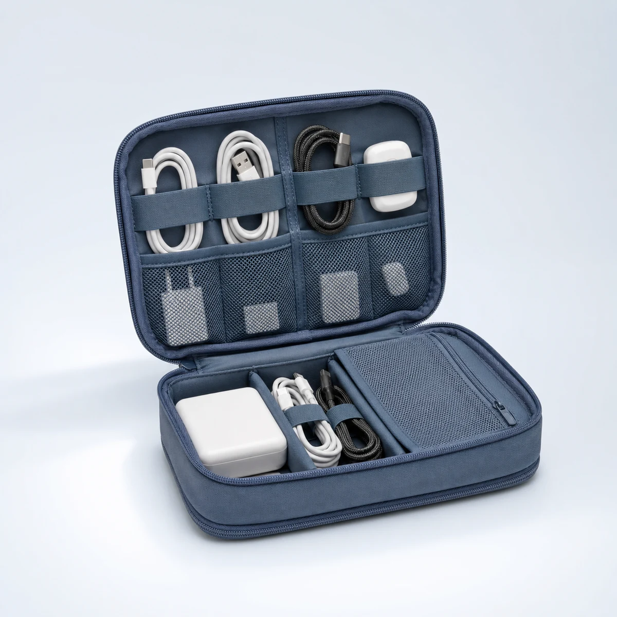 Geöffnete markenfreie Organizer-Tasche mit Kabeln und Adaptern