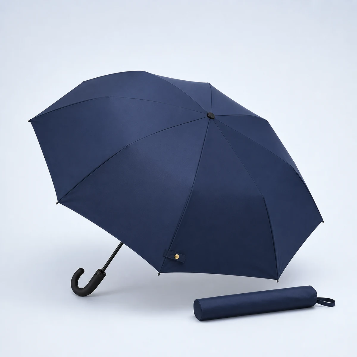 Markenfreier kompakter dunkelblauer Reise-Regenschirm mit Hülle