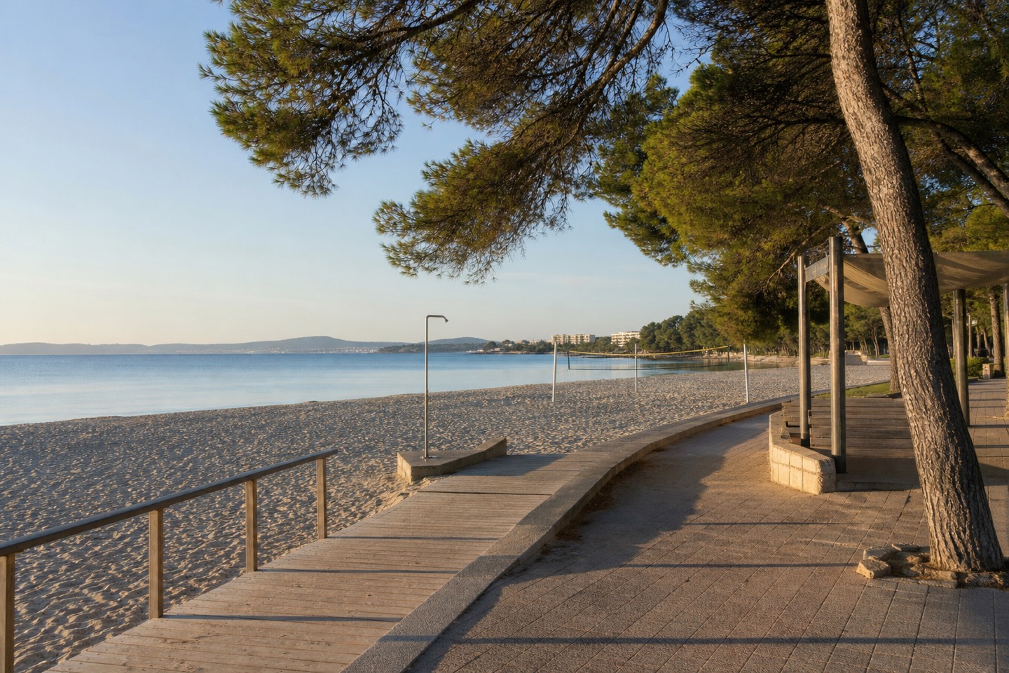 KI-generiertes Stimmungsbild eines Holzstegs, Schattenbereichs und Strandzugangs am Strand Palmanova auf Mallorca