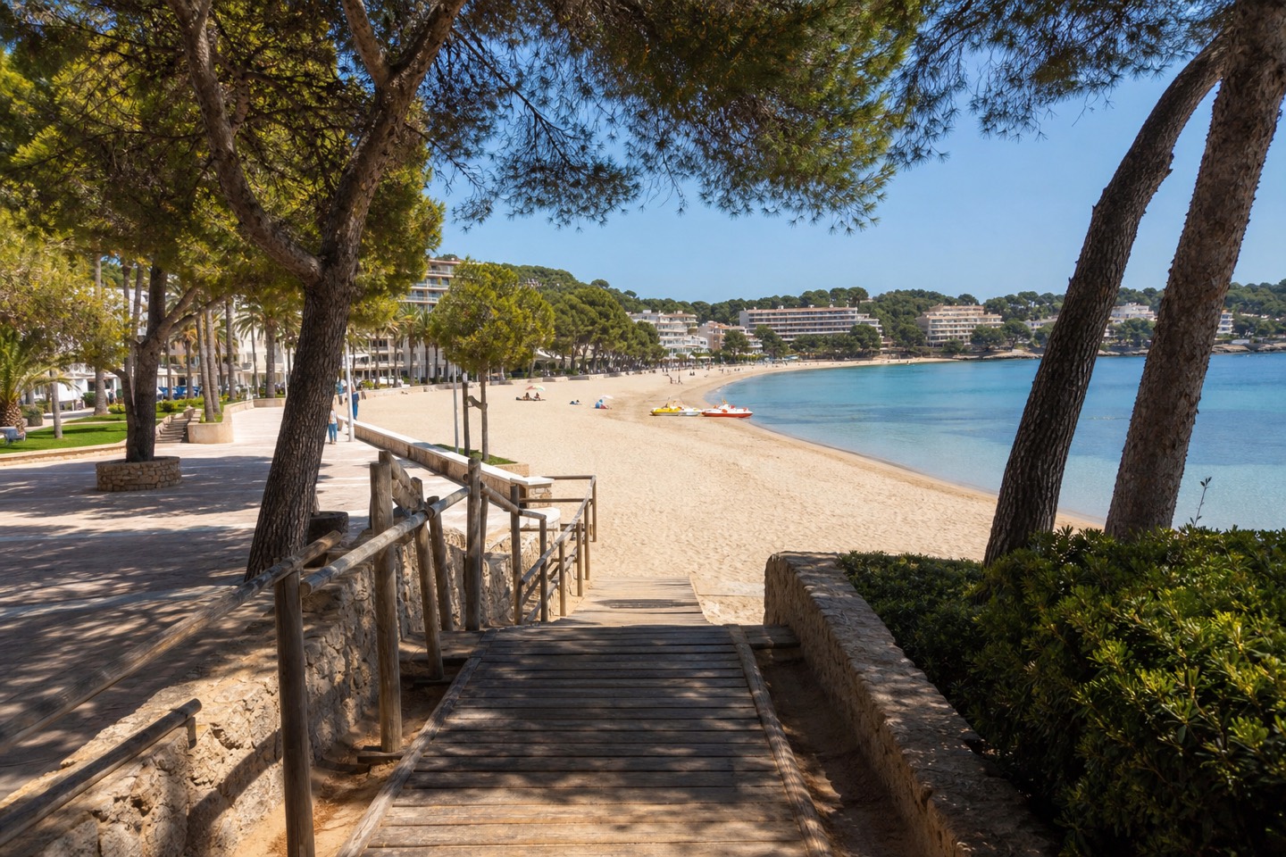KI-generiertes Stimmungsbild eines schattigen Pinienzugangs zur breiten Platja de Torà mit ruhiger Bucht
