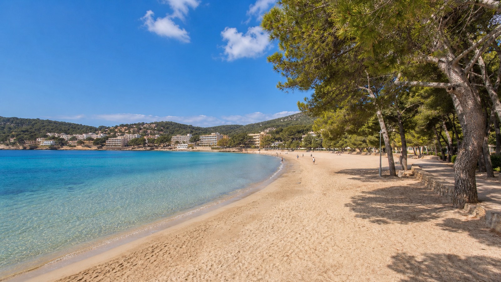 KI-generiertes Stimmungsbild der breiten Platja de Torà mit feinem Sand, ruhigem Wasser, Pinien und Peguera-Bucht