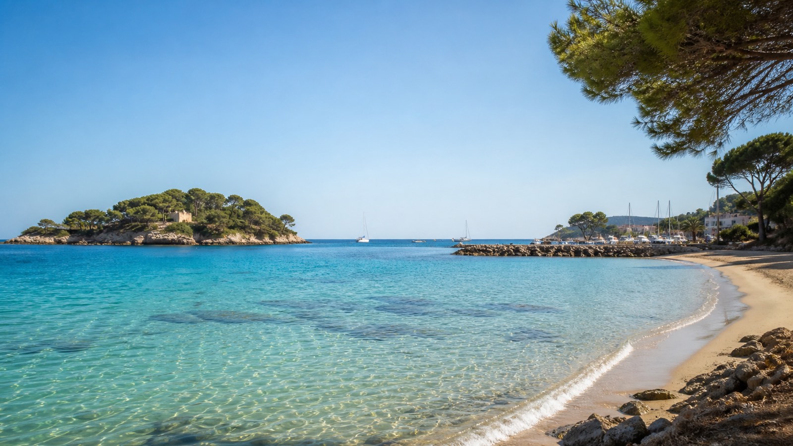 KI-generiertes Stimmungsbild der Platja de l’Oratori mit hellem Sand, klarem Wasser, grüner Felseninsel und dezentem Hafenbezug