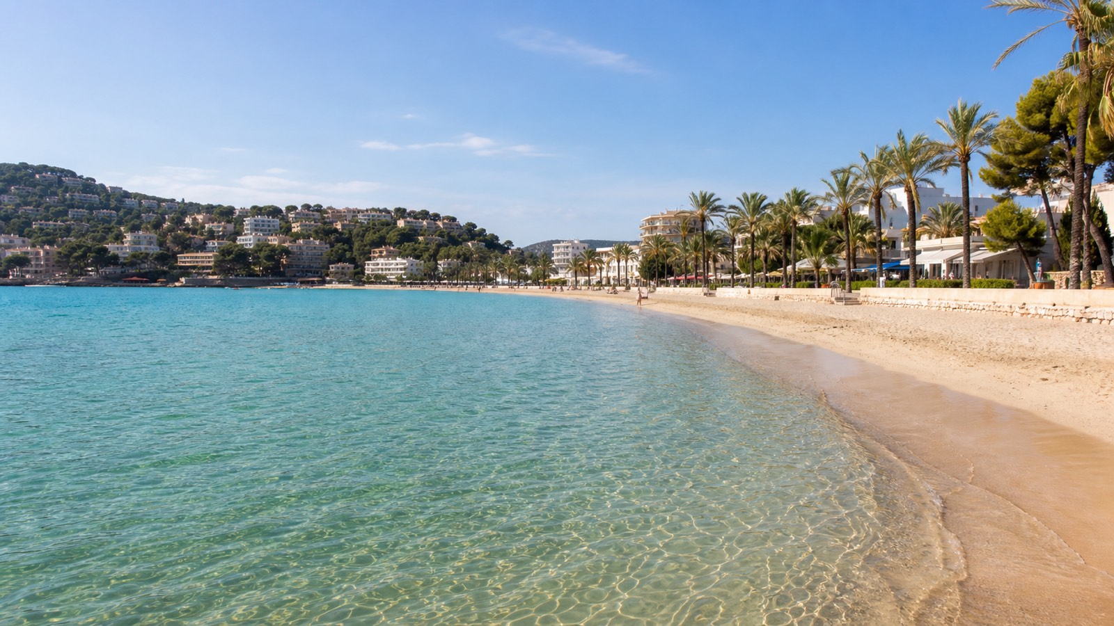 KI-generiertes Stimmungsbild der Platja Palmira mit schmalem Sandstrand, klarem Wasser, Palmenpromenade und urbanem Peguera-Umfeld