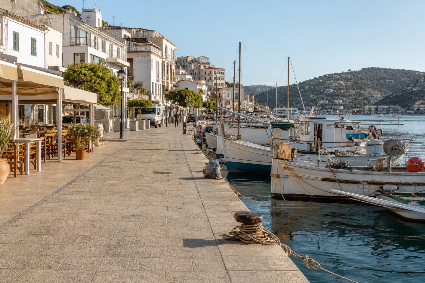 KI-generiertes Stimmungsbild der Hafenpromenade von Port d’Andratx mit kleinen Fischerbooten und Restaurantterrassen