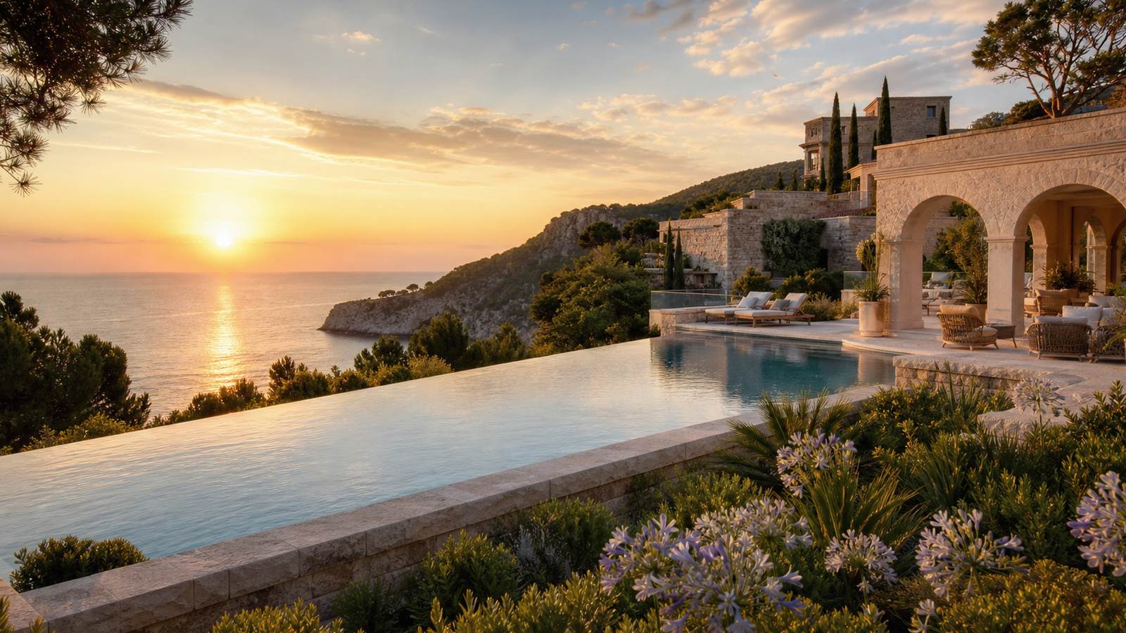 KI-generiertes Mallorca-Stimmungsbild eines mediterranen Hotel-Außenbereichs für den Hotelcheck des Portomar apartments in Portocolom