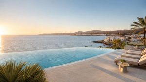 KI-generiertes Stimmungsbild eines ruhigen Infinity-Pools mit Blick über die Bucht von Cala Bona für den Protur Alicia Hotel Hotelcheck