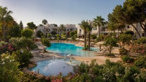KI-generiertes Stimmungsbild eines familienfreundlichen Poolbereichs auf Mallorca als Symbolmotiv für das Protur Bonaire Aparthotel in Cala Bona