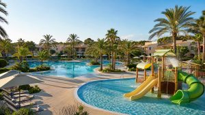 KI-generiertes Stimmungsbild einer Familienpoollandschaft mit Wasserspielbereich in Sa Coma für den Protur Safari Park Aparthotel Hotelcheck