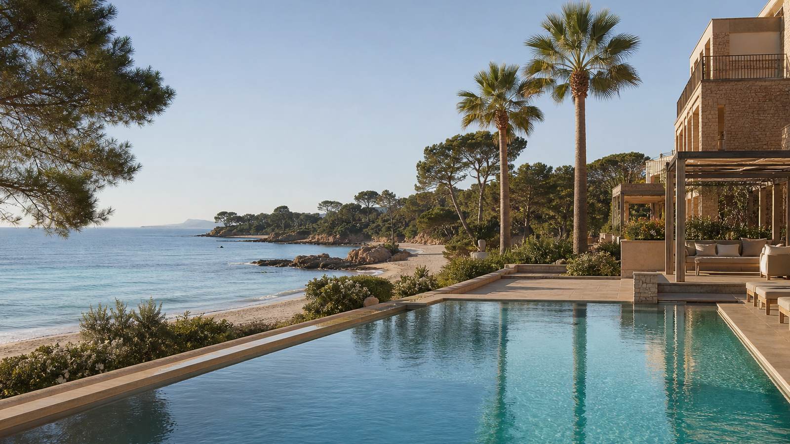 KI-generiertes Mallorca-Stimmungsbild eines mediterranen Hotel-Außenbereichs für den Hotelcheck des ROCAMARINA in Cala D´Or