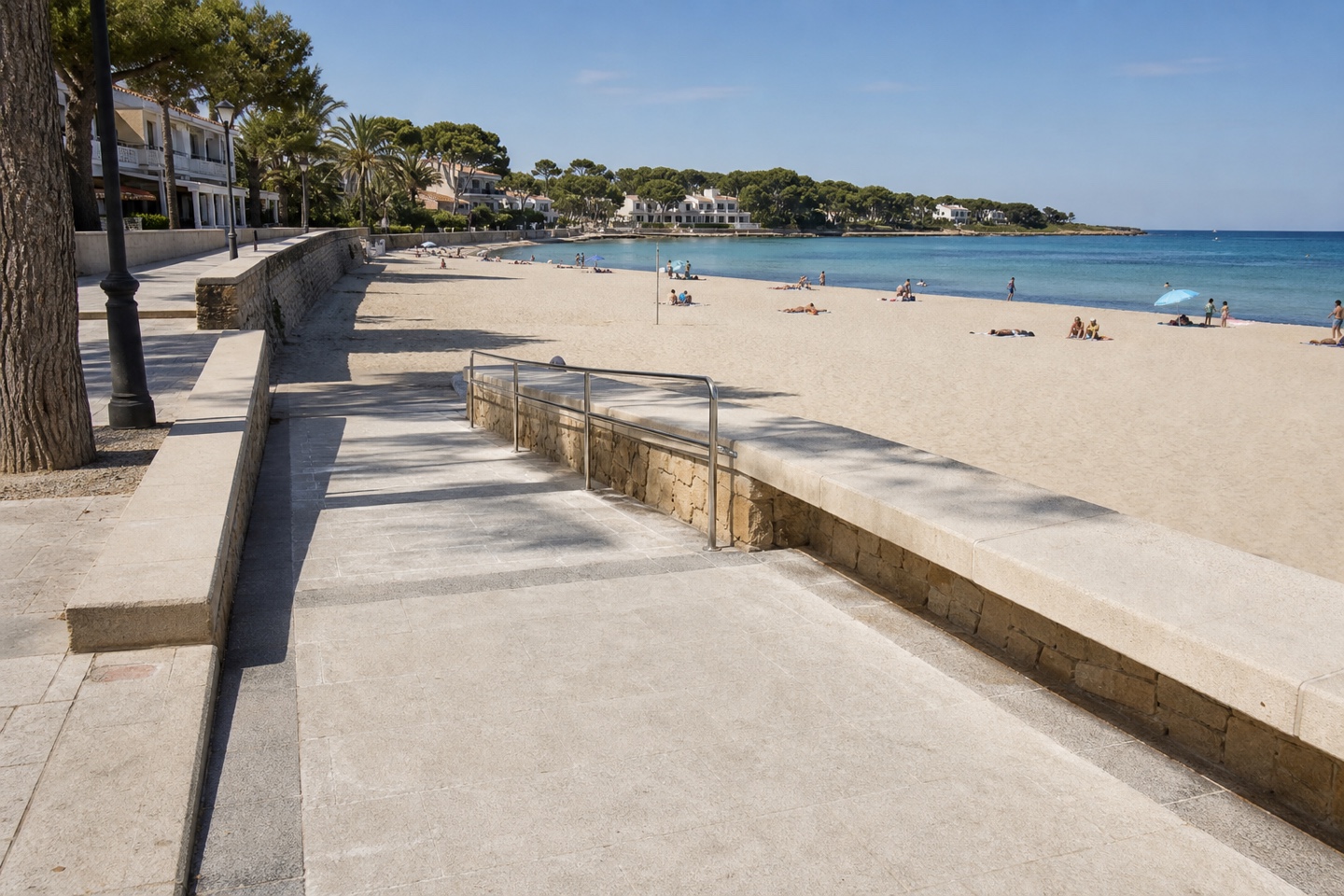 KI-generiertes Stimmungsbild eines plausiblen stufenarmen Zugangs von der Promenade zum Strand von Sa Coma