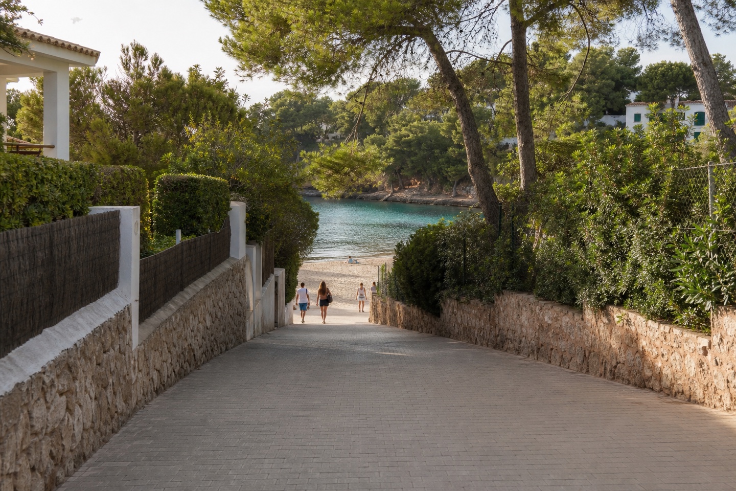 KI-generiertes Stimmungsbild des kurzen landseitigen Zugangs zur Sa Font de sa Cala