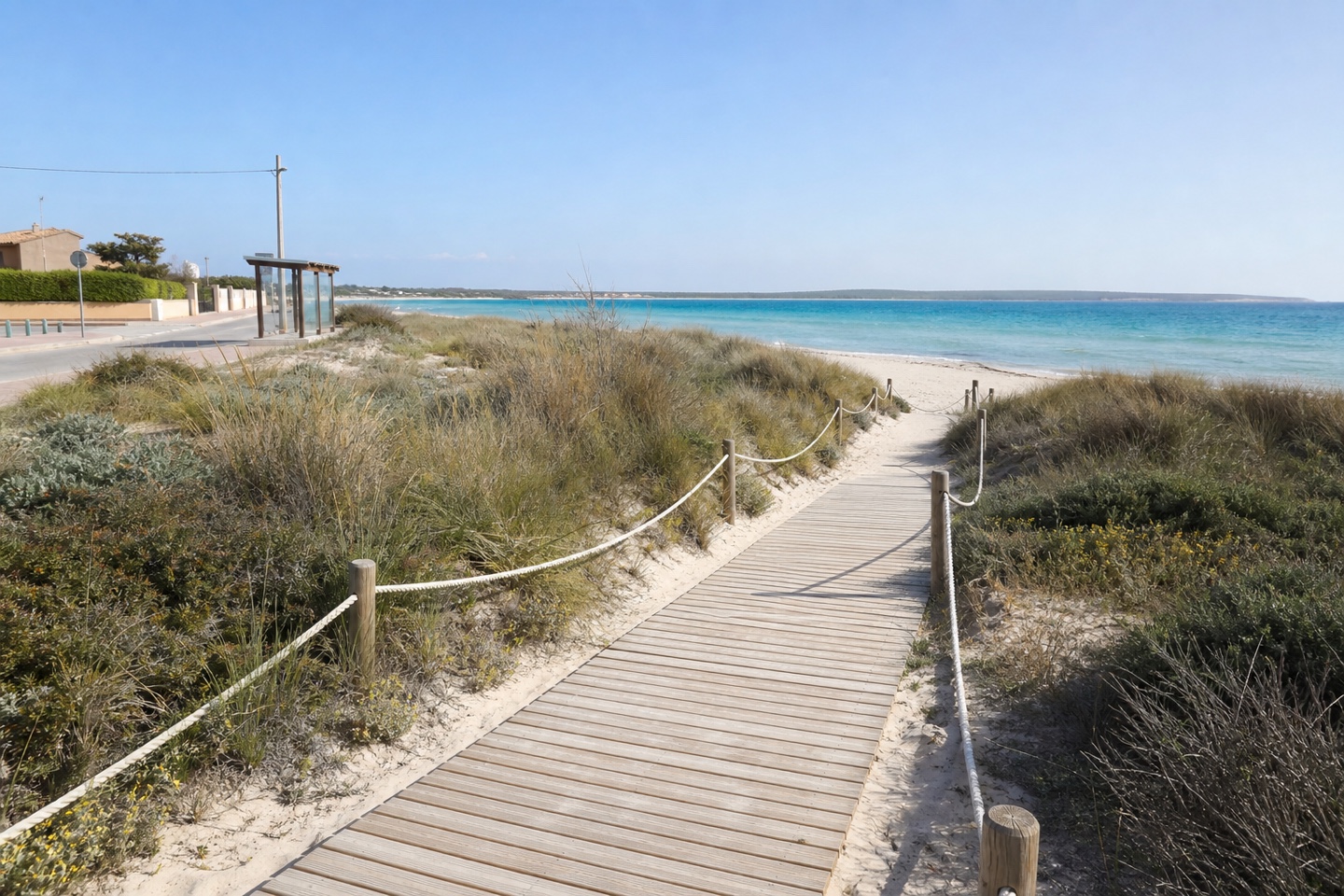 KI-generiertes Stimmungsbild eines geregelten Strandzugangs in Sa Ràpita mit Passarelle, Dünenabsperrung und Bushalt im Ort