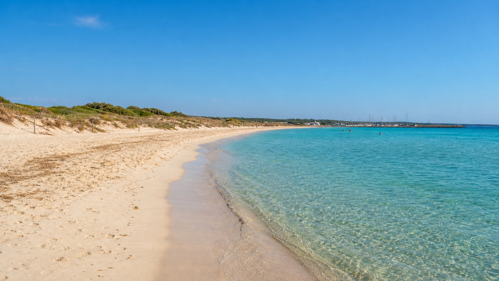 KI-generiertes Stimmungsbild des langen Sandstrands Sa Ràpita mit flachem türkisfarbenem Wasser, Dünen und Club-Nàutic-Silhouette