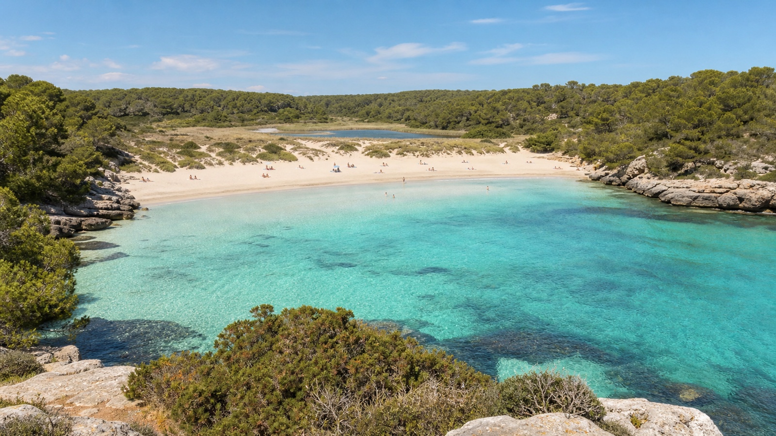 KI-generiertes Stimmungsbild des hellen Naturstrands S’Amarador mit Pinien, Dünen und flachem türkisfarbenem Wasser