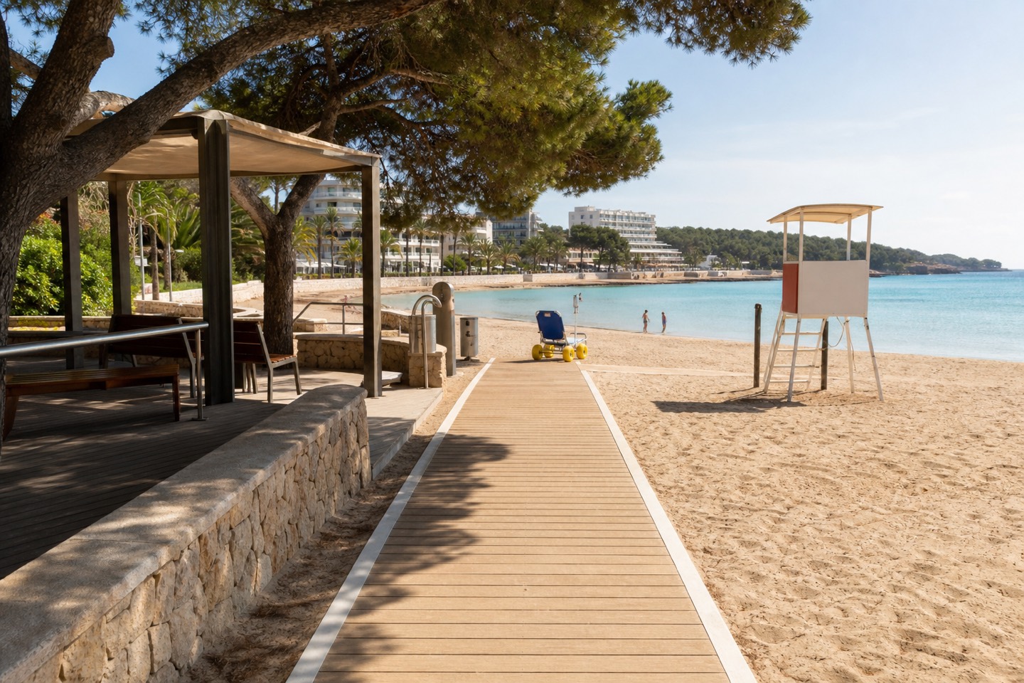 KI-generiertes Stimmungsbild eines Holzstegs mit Schattenzone und Badehilfe am Sandstrand von Santa Ponça