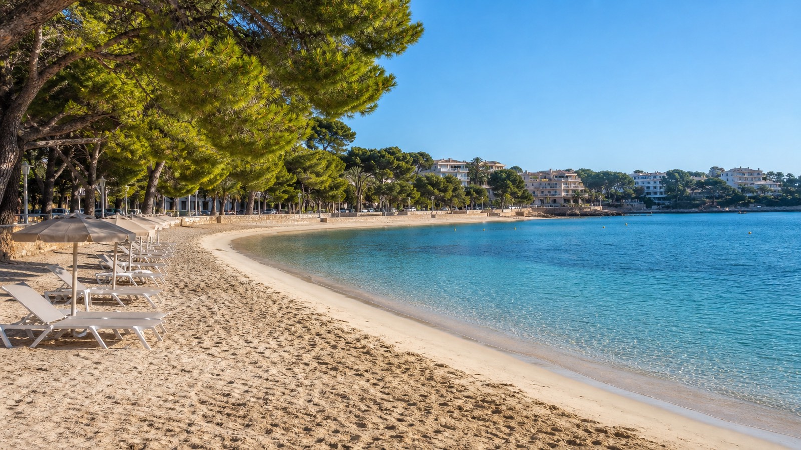KI-generiertes Stimmungsbild des breiten Sandstrands von Santa Ponça mit ruhiger Bucht, Promenade, Pinien, Liegen und Sonnenschirmen