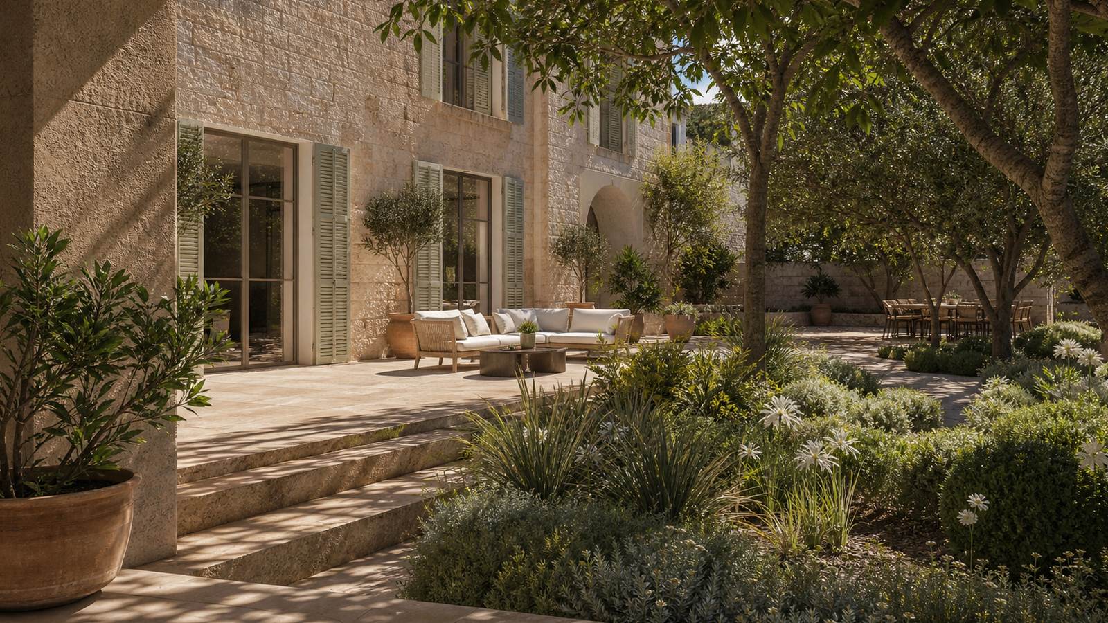 KI-generiertes Mallorca-Stimmungsbild eines mediterranen Hotel-Außenbereichs für den Hotelcheck des Sarena de Muro Resort Mallorca in Platja De Muro