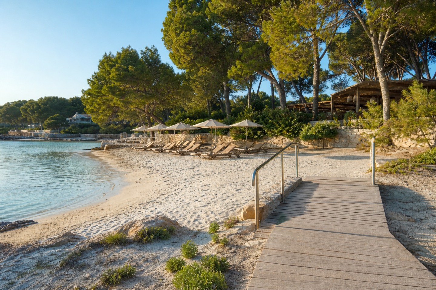 KI-generiertes Stimmungsbild eines Holzstegs mit Liegen, Sonnenschirmen und klarem Wasser an einem kompakten Strand bei Ses Illetes