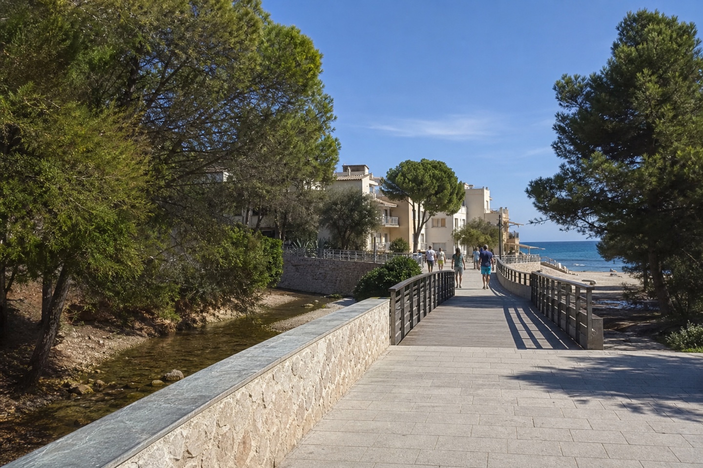 KI-generiertes Stimmungsbild des Zugangs zur Cala Moreia nahe der Brücke über den Torrent de n’Amer