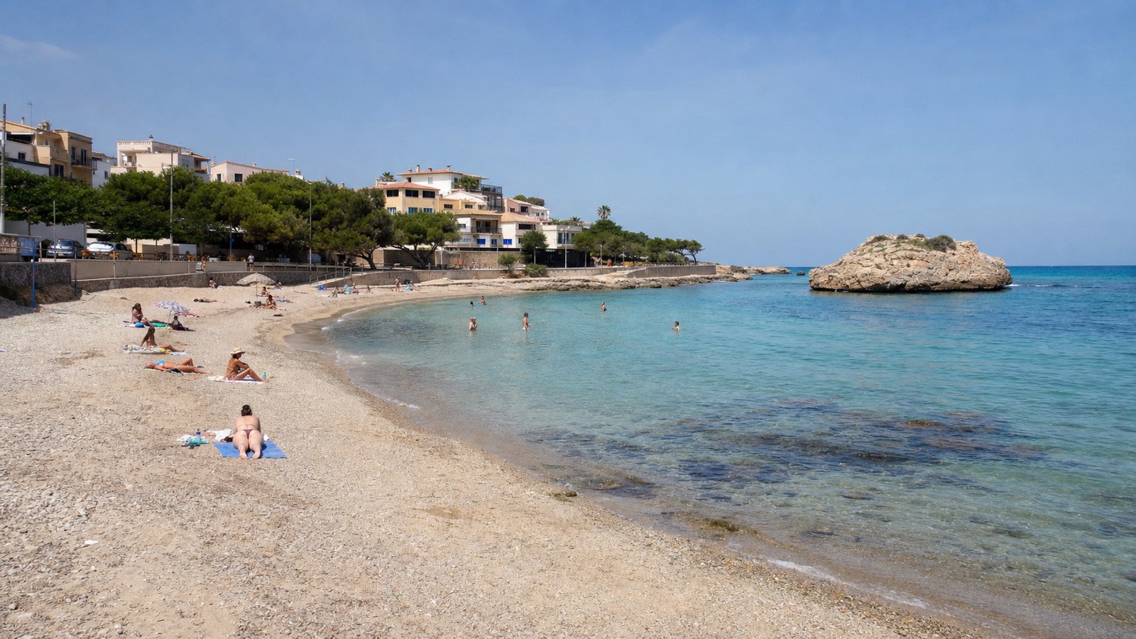 KI-generiertes Stimmungsbild der Cala Moreia in S’Illot mit breitem Sandstrand, kleiner Insel und urbaner Promenade