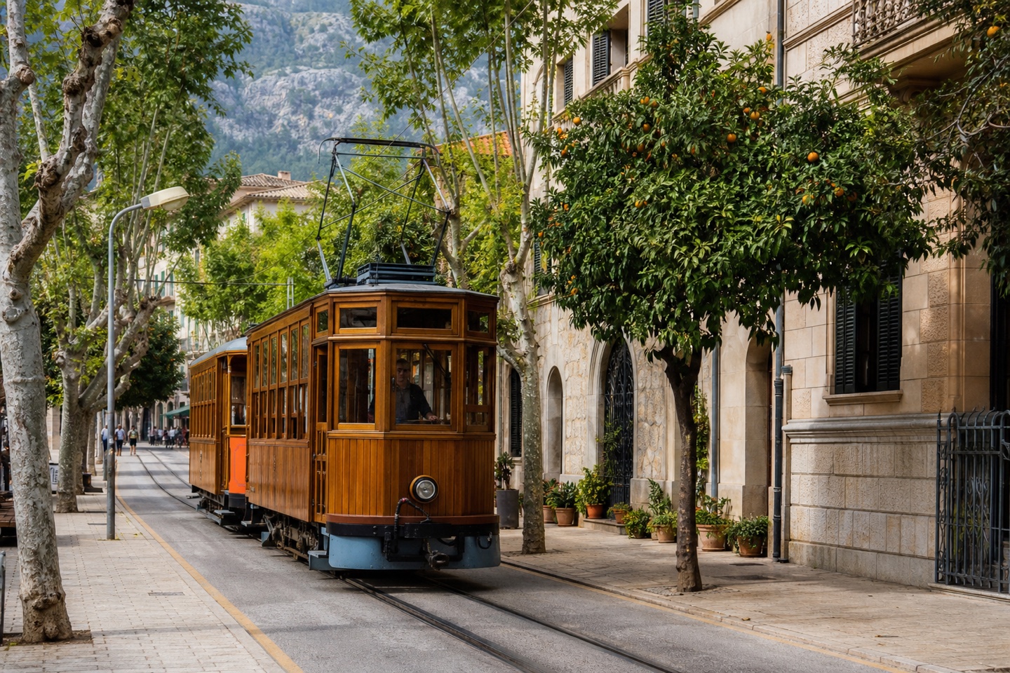 KI-generiertes Stimmungsbild einer historischen Holzstraßenbahn in einer baumbestandenen Straße im Zentrum von Sóller
