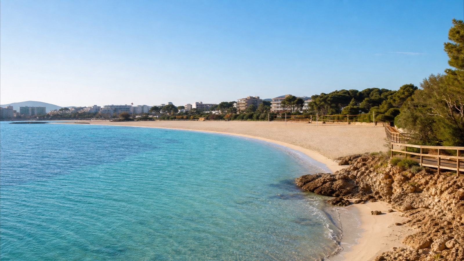 KI-generiertes Stimmungsbild des Strandes Son Maties mit weißem Sand, klarem Wasser, Promenade, Holzsteg und Volleyballfeld
