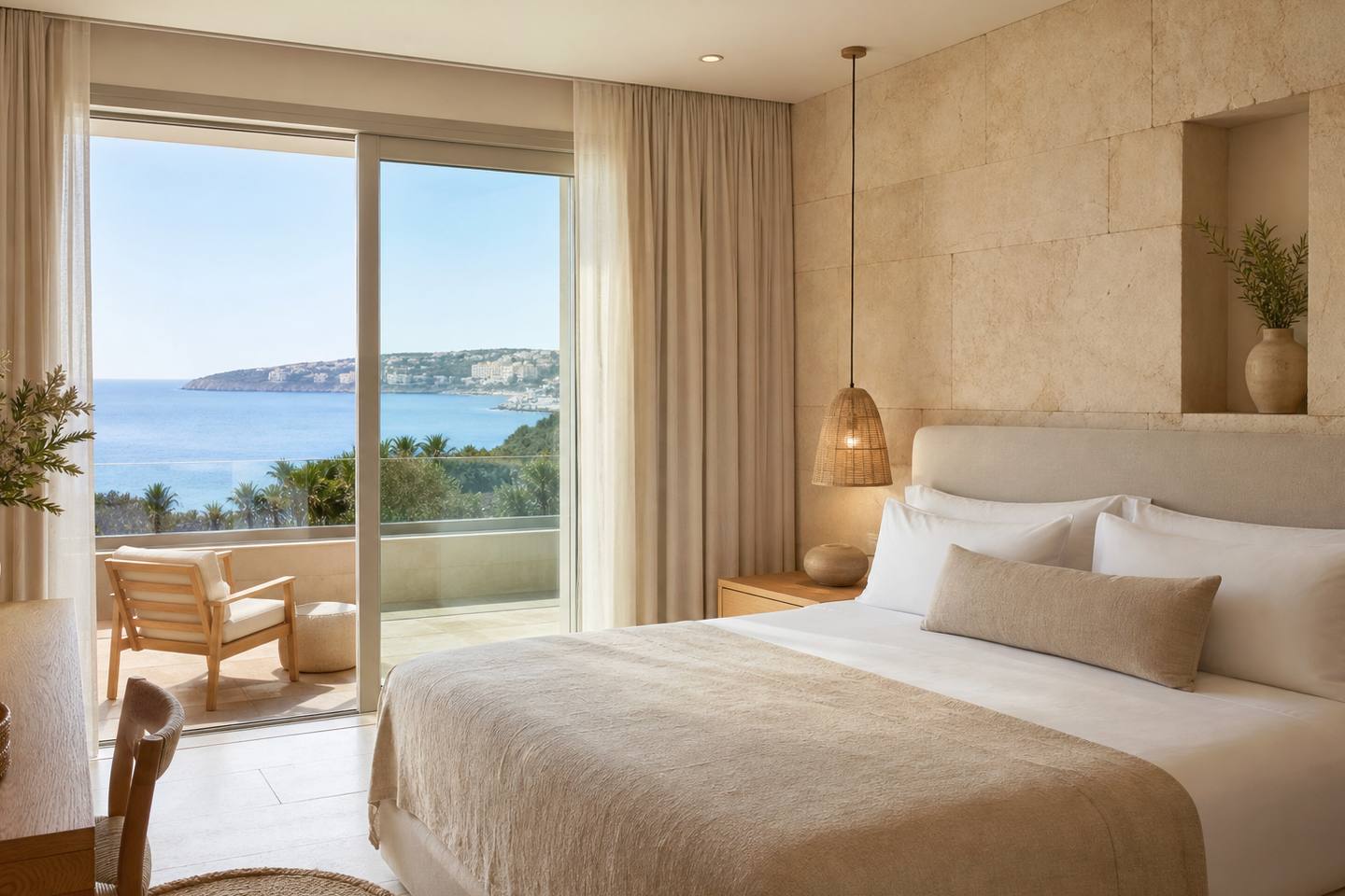 KI-generiertes redaktionelles Stimmungsbild eines mediterranen Hotelzimmers für den Hotelcheck des Viva Suites & Spa Hotel Adults Only 16+ in Cala Mesquida