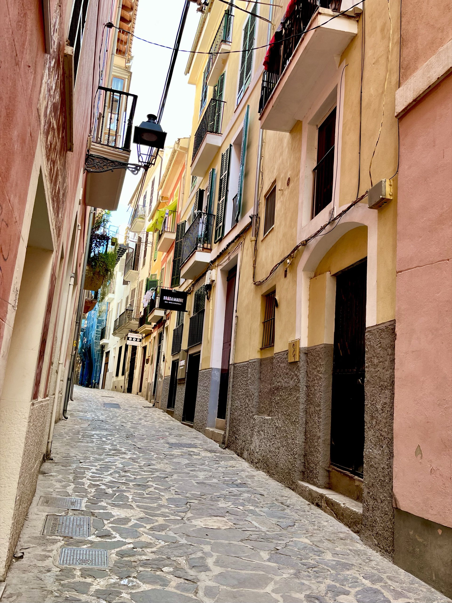Schmale gepflasterte Altstadtgasse in Palma