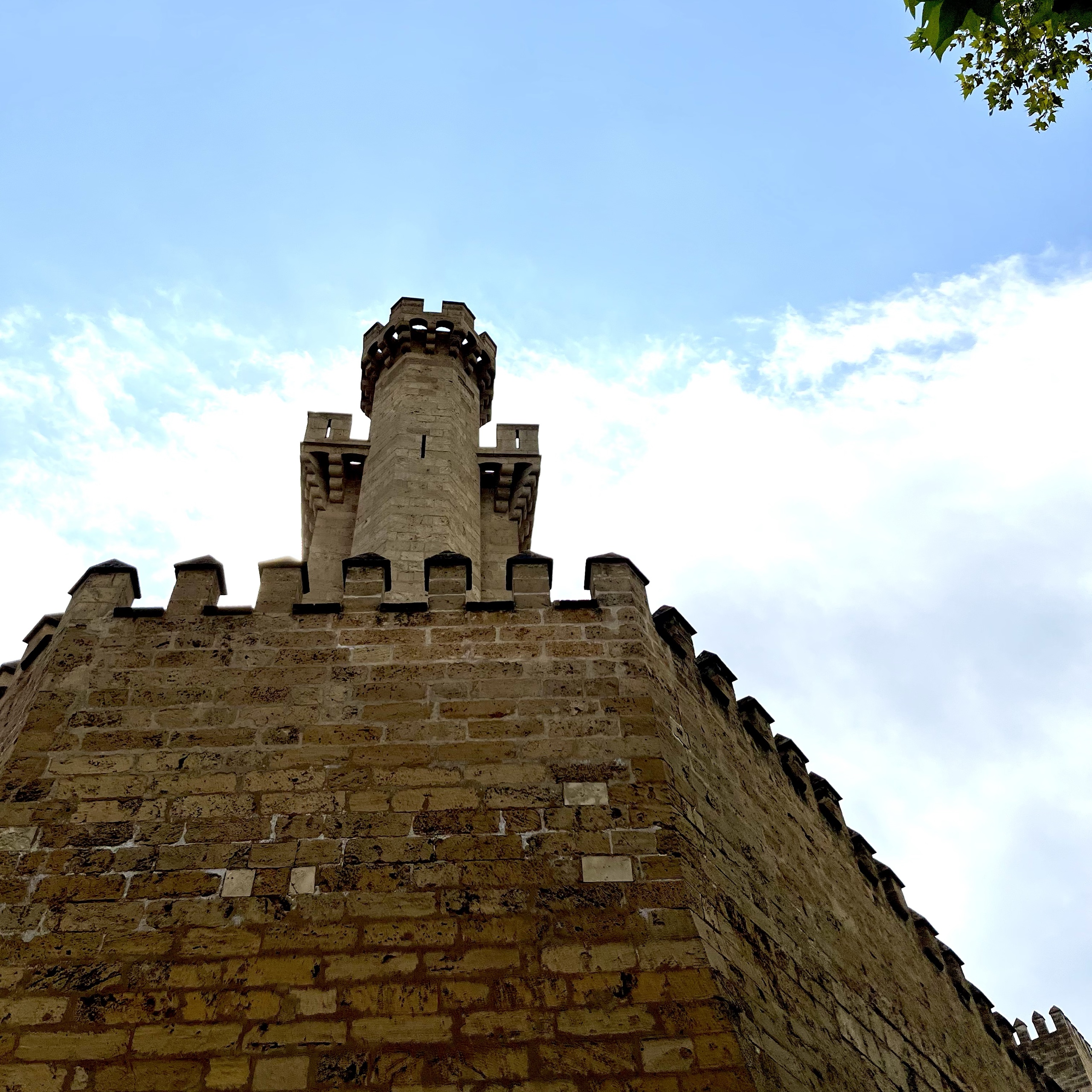 Historische Stadtmauer mit Turm in Palma