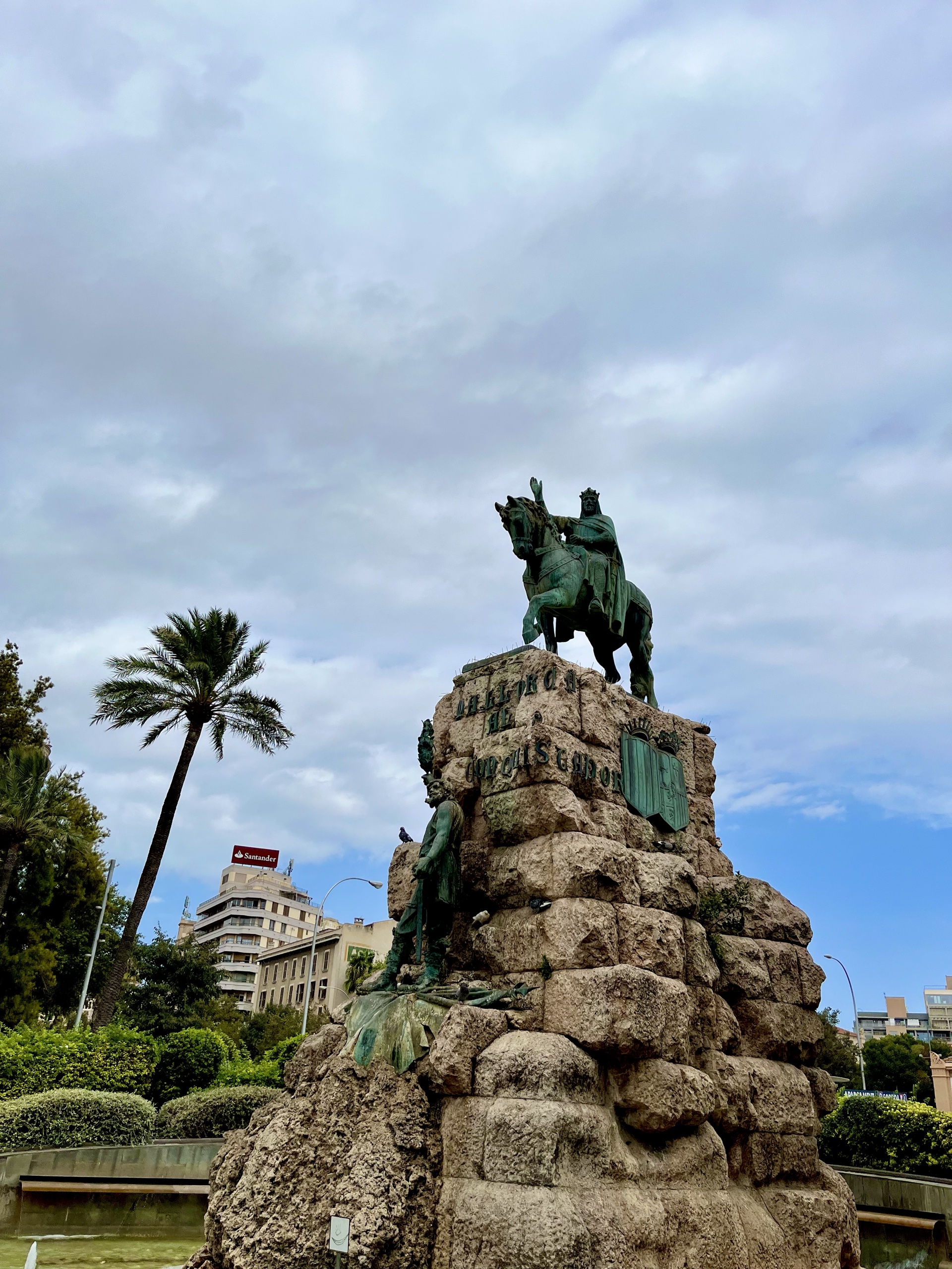 Reiterdenkmal auf einem Platz in Palma