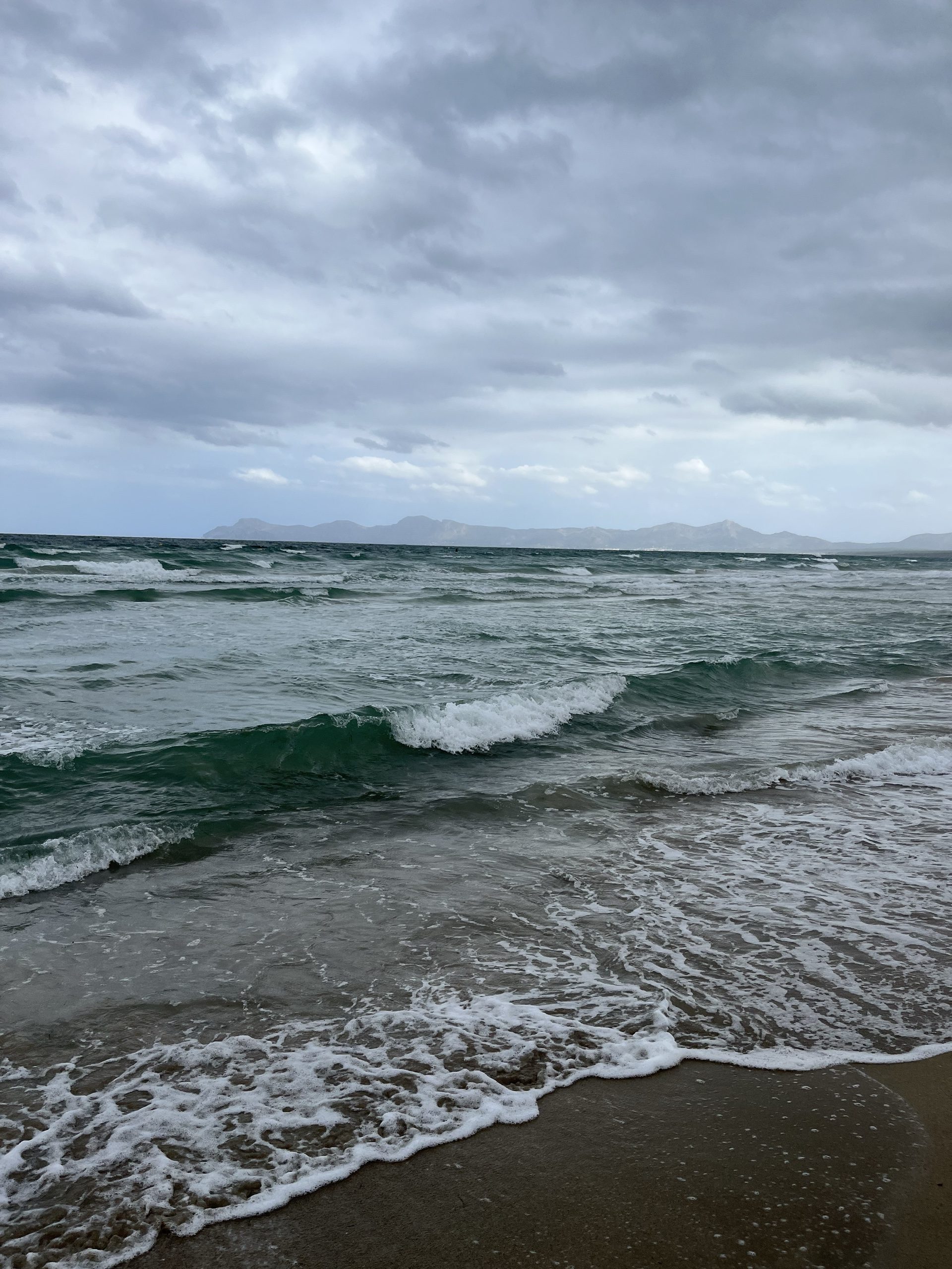 Brandung an einem Strand auf Mallorca