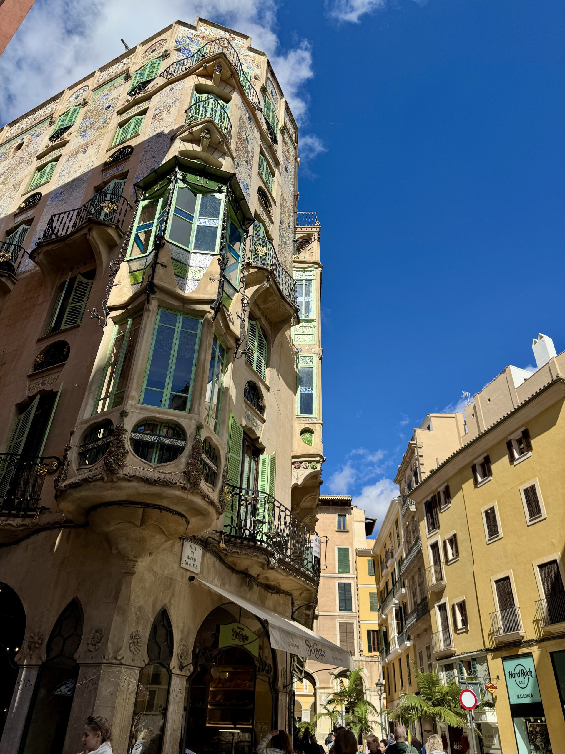 Historische Fassade mit verglasten Balkonen in Palma