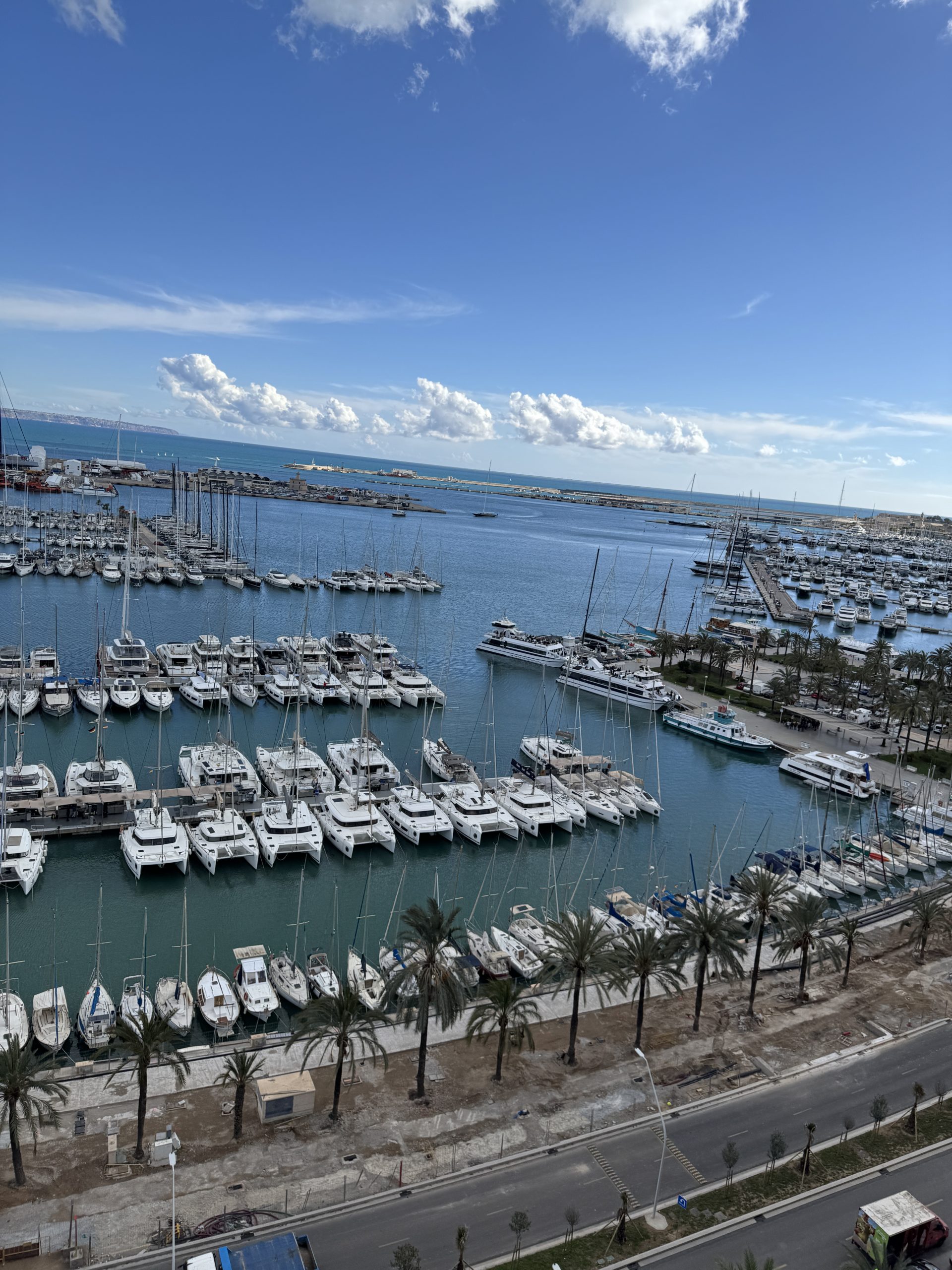 Boote und Promenade im Hafen von Palma