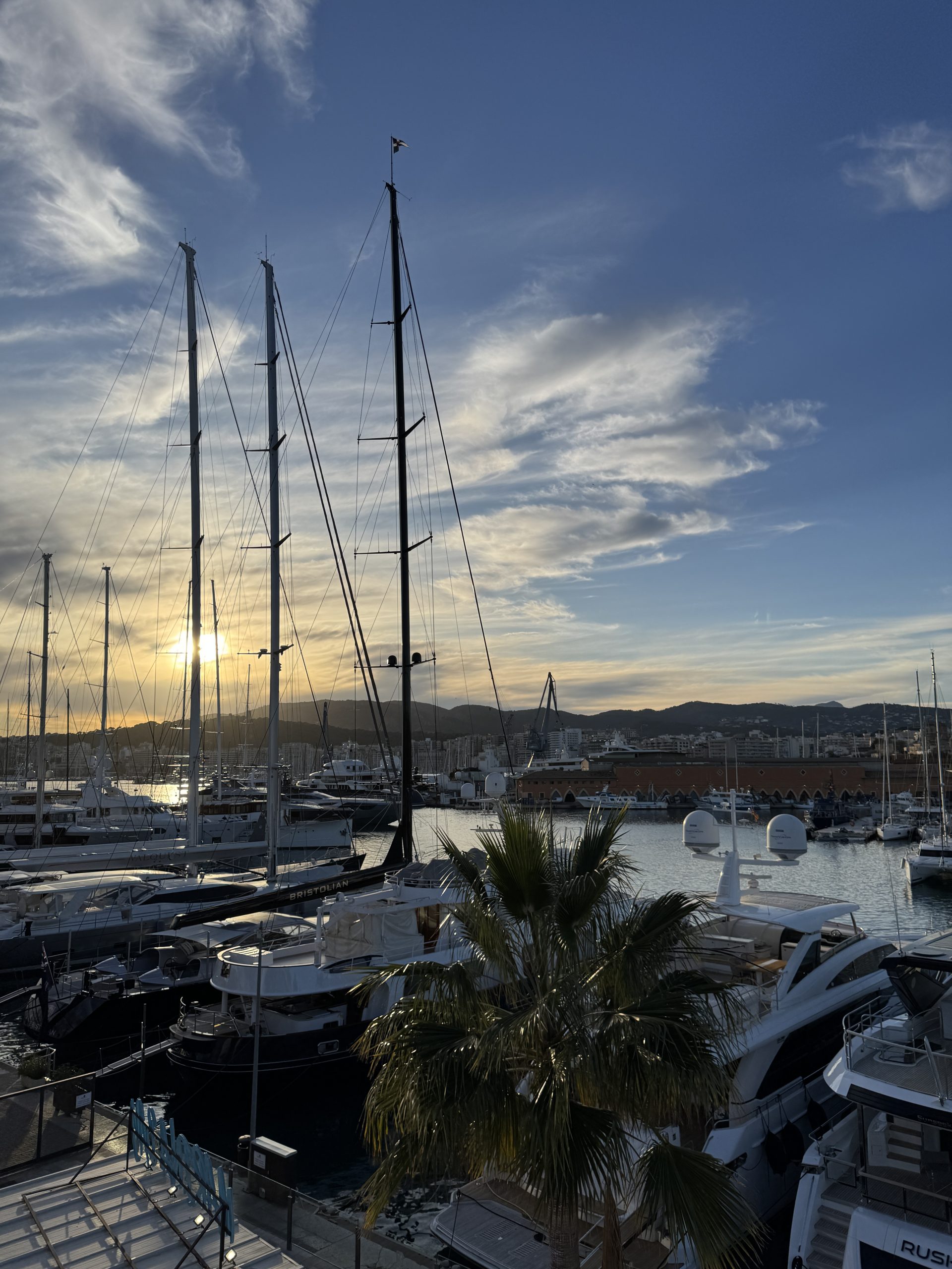 Yachthafen von Palma in der Abenddämmerung