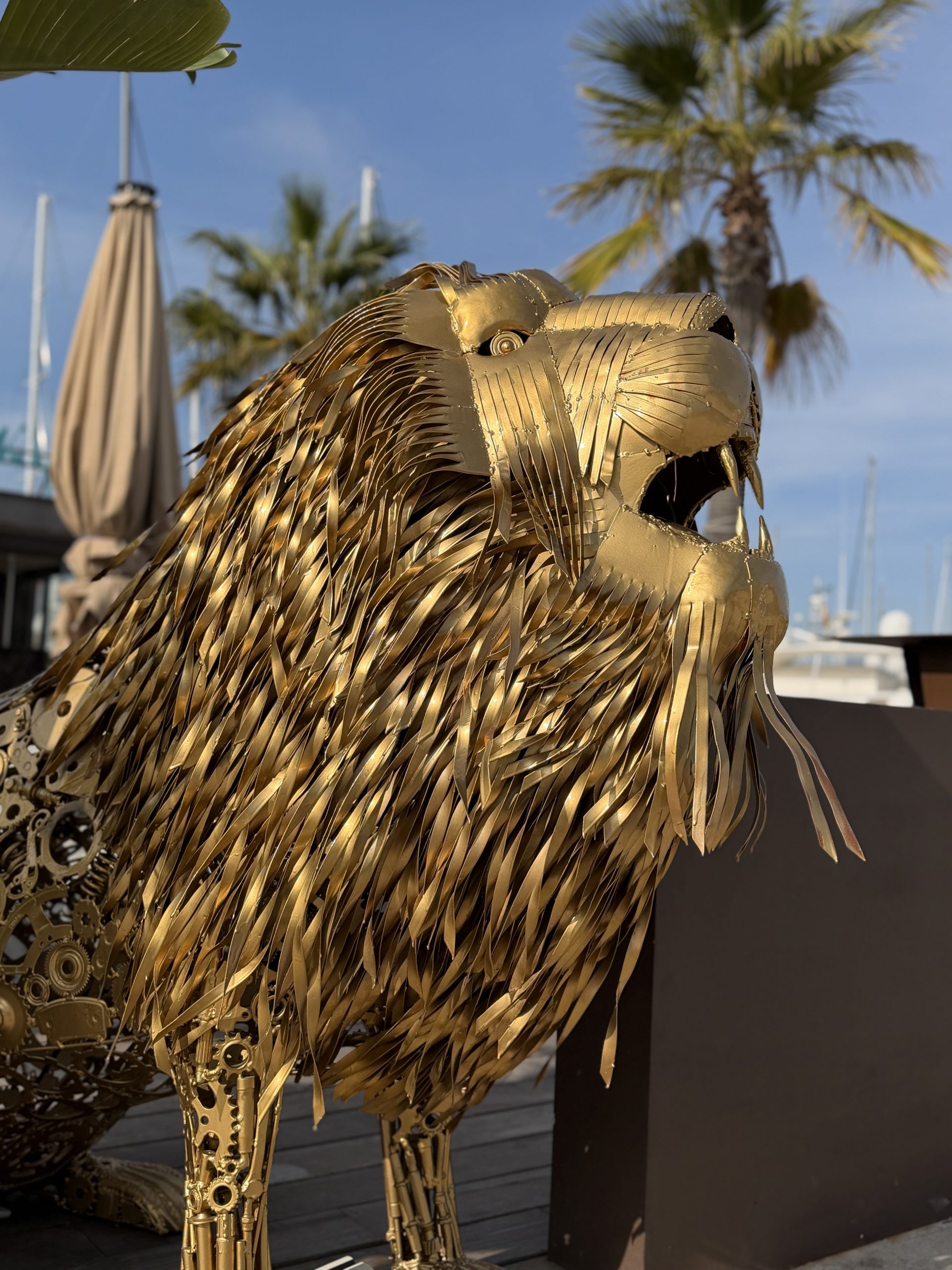 Goldene Vogelskulptur in Palma