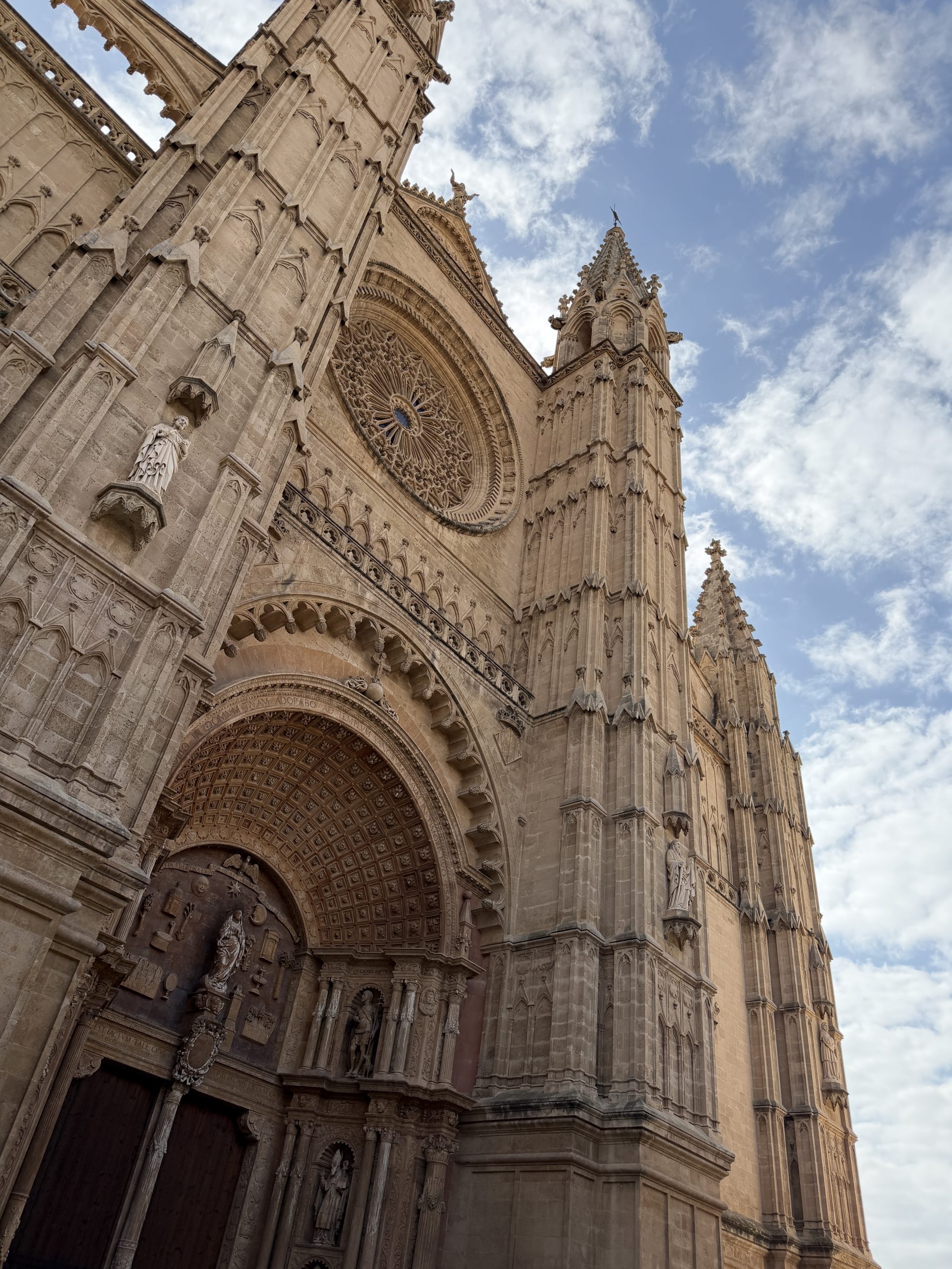 Fassade der Kathedrale La Seu in Palma